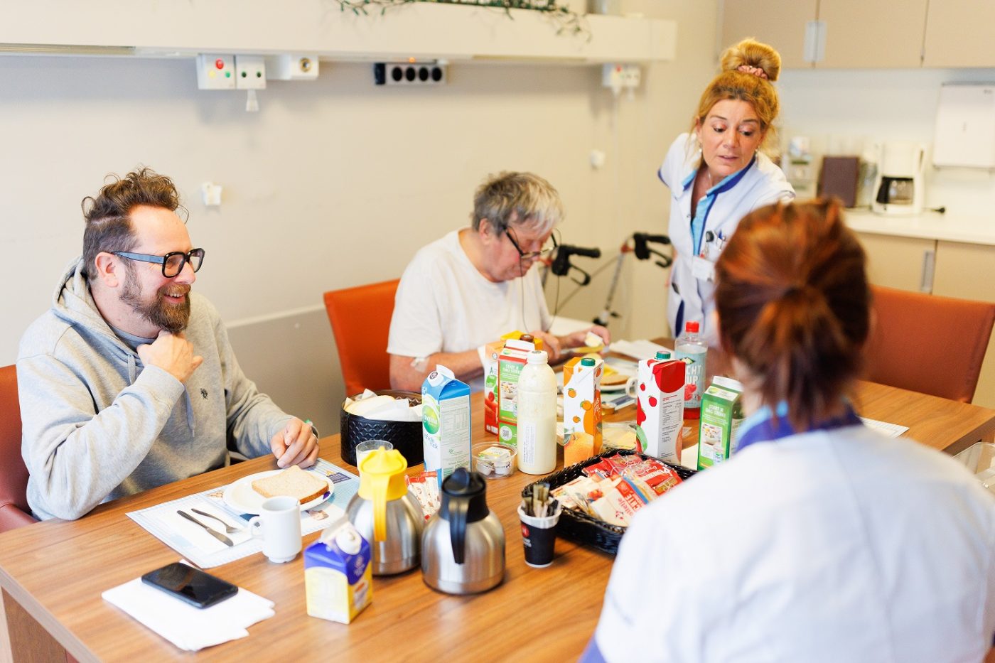 MMC verpleegafdeling Neurologie, patienten leren weer lunch maken op de afdeling.