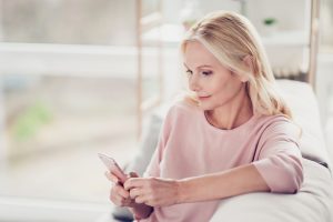 vrouw kijkt op smartphone