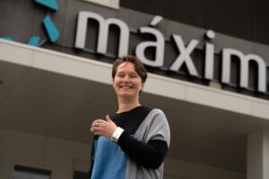 Ir. Amy Tompkins toont de Raynaud-ring