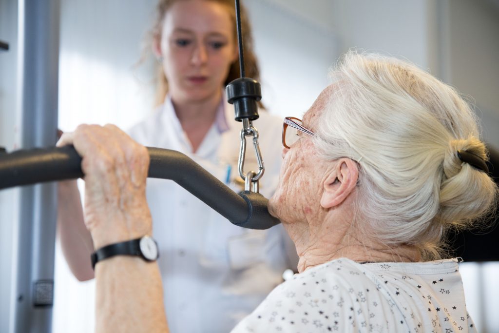 mevrouw doet oefeningen met zorgmedewerker MMC