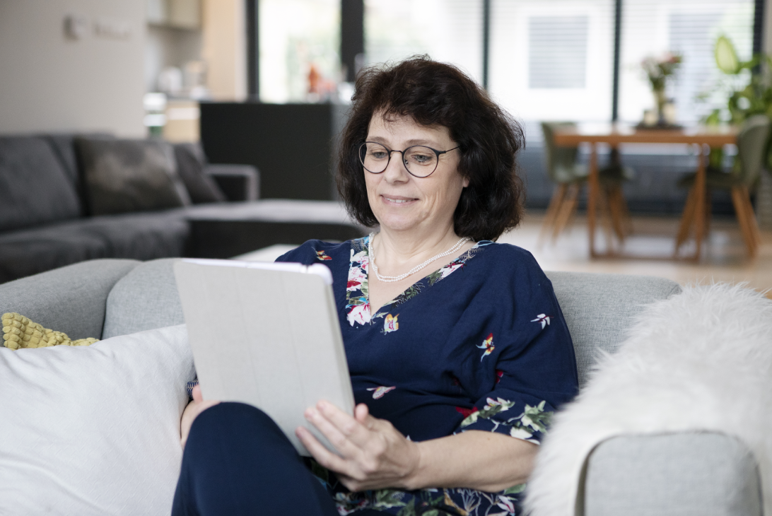 mevrouw kijkt naar tablet met uitkomsten