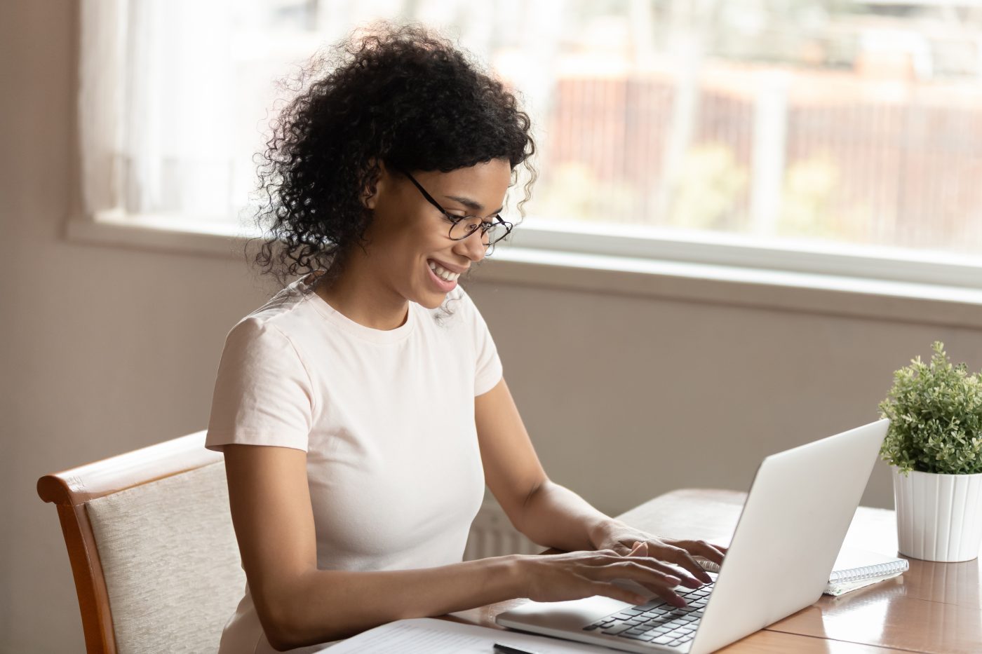 vrouw typend op laptop